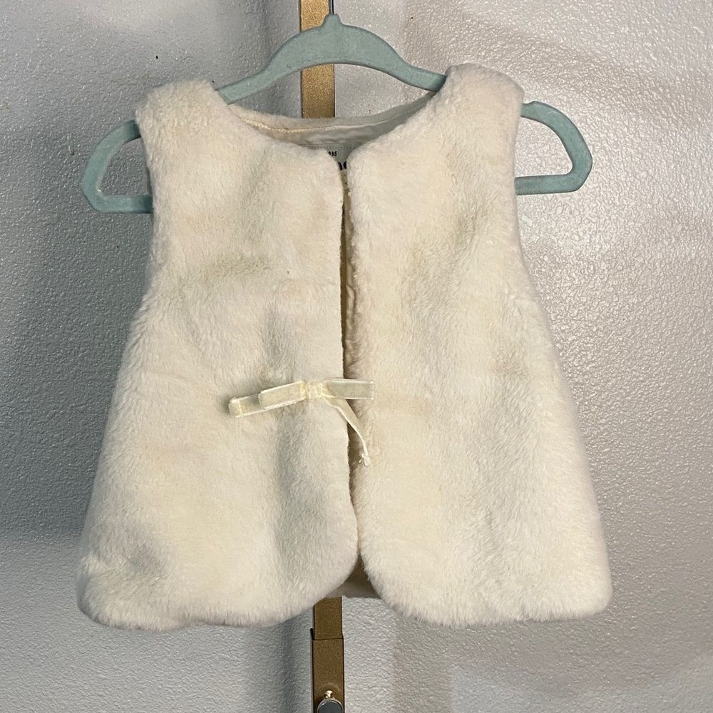 OshKosh B’gosh- Girls Cream Faux Fur Vest- 2T